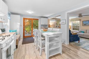 Η κουζίνα ή μικρή κουζίνα στο Summersea - Charming 4 BDR in Golf Community
