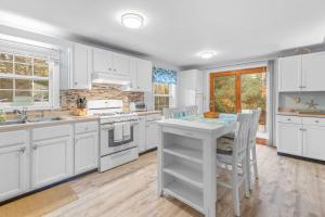 Η κουζίνα ή μικρή κουζίνα στο Summersea - Charming 4 BDR in Golf Community