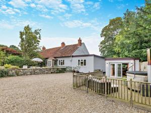 una casa blanca con una valla delante en 2 Bed in Richmond 74305, en Barton