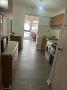 Imagen de la galería de 2 Luxury Interconnecting Twin Rooms-Shared Space, en Basildon 19 fotos más