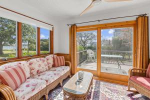 Χώρος καθιστικού στο Lookout Point - 3 BDR Home Steps from Beach