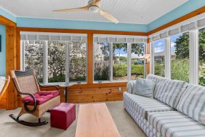 Χώρος καθιστικού στο Lookout Point - 3 BDR Home Steps from Beach +36 φωτογραφίες