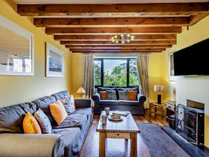 un salon avec un canapé et une table dans l'établissement 3 Bed in Blakeney KT189, à Blakeney