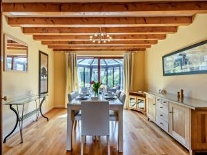 une cuisine avec une table et une salle à manger dans l'établissement 3 Bed in Blakeney KT189, à Blakeney