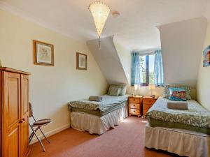 En eller flere senge i et værelse på 3 Bed in Blakeney KT189