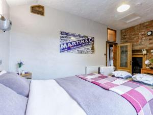 Giường trong phòng chung tại 1 Bed in Cheltenham 58873