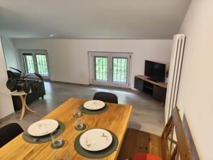 a dining room with a table and chairs and a television at B&B Il sentiero del bosco in Buia