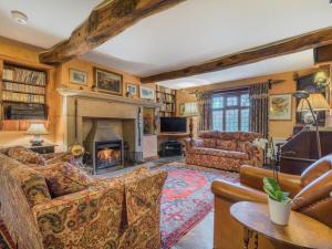 un salon rempli de meubles et d'une cheminée dans l'établissement 5 Bed in Eskdale SZ259, à Eskdale