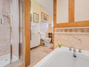une salle de bain avec baignoire et toilettes dans l'établissement 5 Bed in Eskdale SZ259, à Eskdale 18 autres photos
