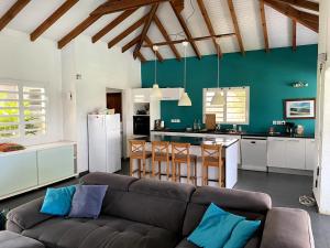 Η κουζίνα ή μικρή κουζίνα στο Beachfront villa with large garden and pool