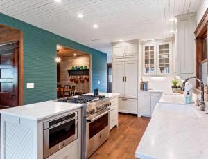 Kuchyň nebo kuchyňský kout v ubytování Leiper's Retreat - Secluded 3 BDR Craftsman Home