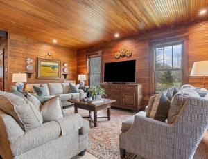 TV a/nebo společenská místnost v ubytování Leiper's Retreat - Secluded 3 BDR Craftsman Home + 25 fotografií