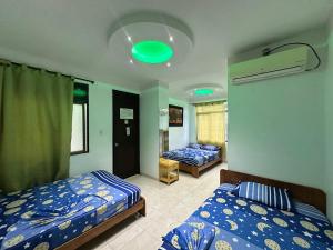 Giường trong phòng chung tại Emporio Real Hotel +6 ảnh