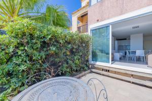 een bankje voor een gebouw bij Appartement Les Marines de Sausset in Sausset-les-Pins +3 foto's