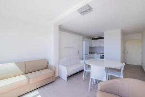 een woonkamer met een bank en een tafel bij Appartement Les Marines de Sausset in Sausset-les-Pins