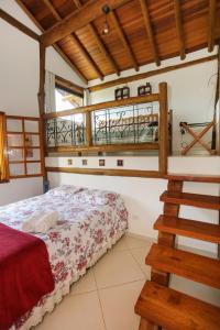 Un dormitorio con una litera y una escalera. en Mirantes Paraibuna - Casa Vermelha, en Paraibuna 20 fotos más