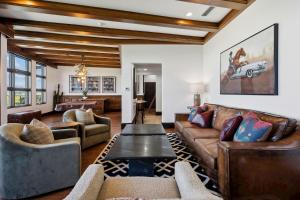 sala de estar con muebles de cuero y mesa en Rough Creek Lodge Ranch and Resort, en Glen Rose 35 fotos más