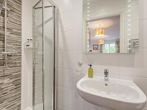 ホークスヘッドにある2 Bed in Hawkshead 82290の洗面台とシャワー付きの白いバスルーム +32枚の写真