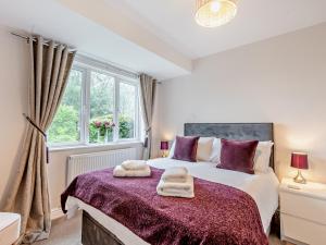 ホークスヘッドにある2 Bed in Hawkshead 82290の大きなベッドとタオル2枚のある寝室