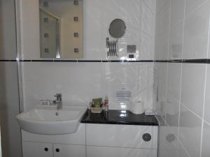 Et badeværelse på Cranborne Guest Accommodation Exclusively for Adults