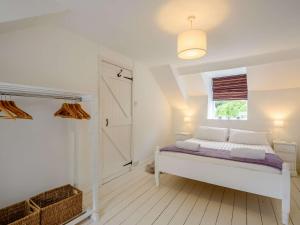 Postel nebo postele na pokoji v ubytování 2 Bed in Nefyn 44492