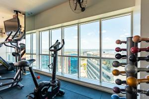 a gym with a view of a city at Saint Moritz - flat particular a 05 min da Esplanada in Brasilia