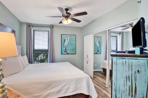 une chambre avec un lit et un ventilateur de plafond dans l'établissement Summer House 1402A, à Romar Beach