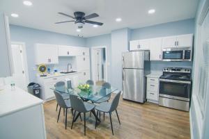 Η κουζίνα ή μικρή κουζίνα στο Fully Furnished 1st Floor Retreat