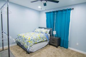 Ένα ή περισσότερα κρεβάτια σε δωμάτιο στο Fully Furnished 1st Floor Retreat