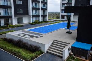 una piscina en medio de un edificio en Desired Atmosphere Safaris, en Nairobi