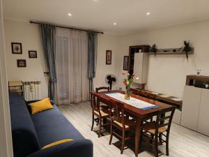 a living room with a table and a blue couch at Casa Serena in Cave