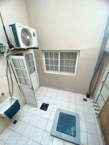 a bathroom with a fan and a tiled floor at Espacioso Departamento Céntrico in Formosa