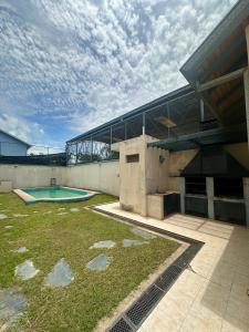 a building with a swimming pool in a yard at Espacioso Departamento Céntrico in Formosa