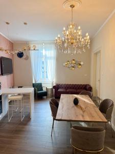 TV a/nebo společenská místnost v ubytování StaraGo Vienna Suite - Confort e stile nel cuore di Gorizia