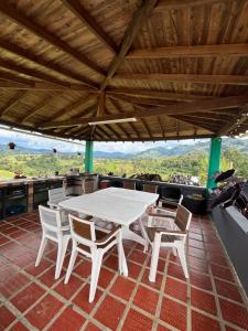 En balkon eller terrasse på Finca La Carolina