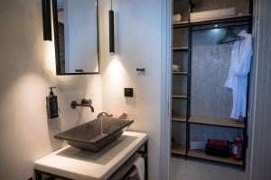 Η κουζίνα ή μικρή κουζίνα στο Kalesma Sifnos +50 φωτογραφίες