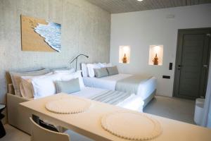 Ένα ή περισσότερα κρεβάτια σε δωμάτιο στο Kalesma Sifnos