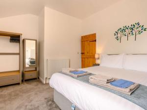 Ένα ή περισσότερα κρεβάτια σε δωμάτιο στο 2 Bed in Keswick 88864