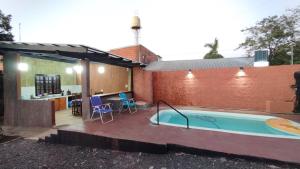 a backyard with a swimming pool and a house at Cápsula 127 in Puerto Iguazú