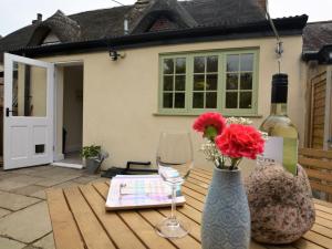 Bradford Abbasにある1 Bed in Sherborne 51018のワイン1本と花瓶