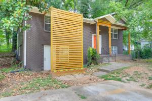 Una casa con una pared de madera en el frente. en Easy Highway Access Low-Key Norcross Studio!, en Norcross