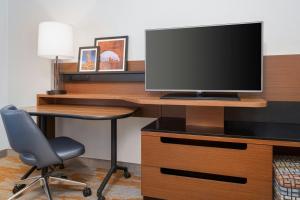 TV a/nebo společenská místnost v ubytování Fairfield Inn & Suites by Marriott Moab