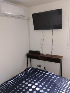 Μια τηλεόραση ή/και κέντρο ψυχαγωγίας στο Duplex meublée +12 φωτογραφίες
