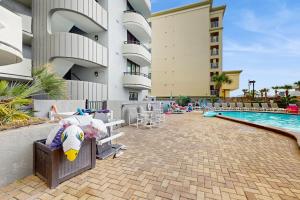een resort met zwembad en hotel bij Nautilus 2507 in Fort Walton Beach