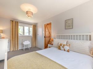 a bedroom with a bed and a window at 3 Bed in Bamburgh 90351 in Belford