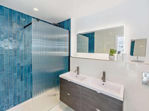 Ένα μπάνιο στο 6 Bed in Westward Ho 91693 +41 φωτογραφίες