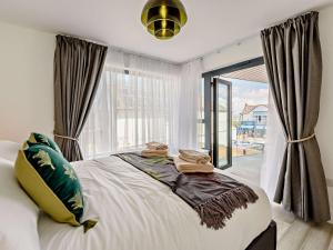 Ένα ή περισσότερα κρεβάτια σε δωμάτιο στο 6 Bed in Westward Ho 91693