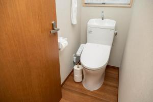 Un baño con un inodoro blanco en una habitación. en Fuji Mason's Villa, en Fujiyoshida