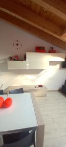 Una habitación con una mesa blanca y estantes blancos. en ValtellinaHome, en Villa di Tirano