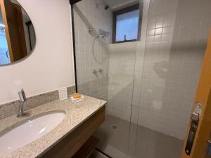 une salle de bain avec un lavabo et une douche en verre dans l'établissement Espaço Gentileza Moderno Studio na Lapa, à Rio de Janeiro 24 autres photos
